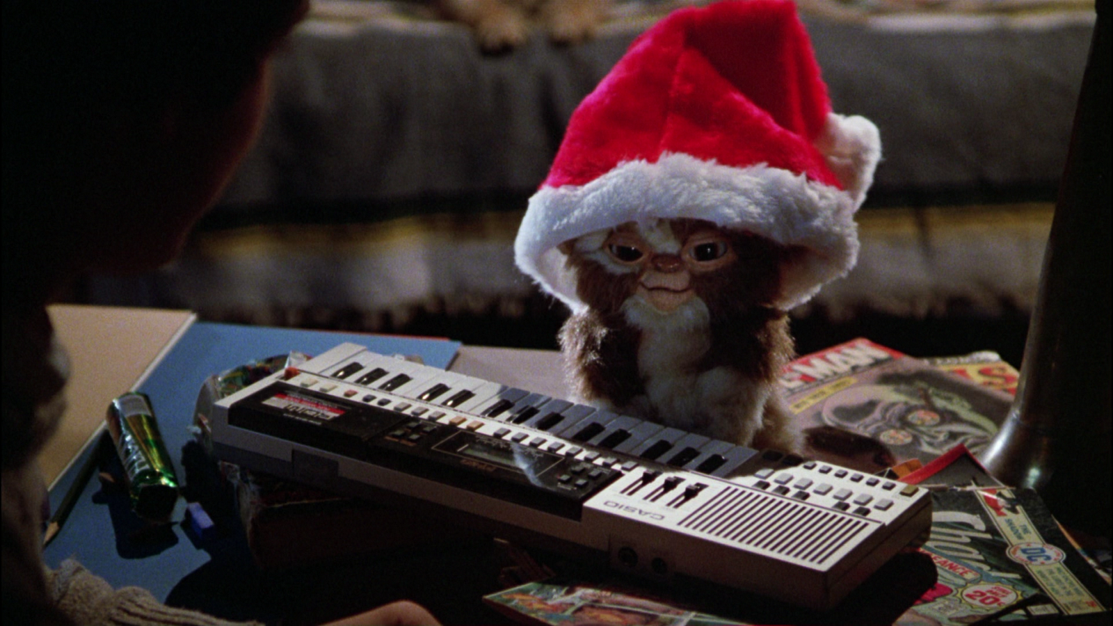 Gizmo con gorro de santa en Gremlins