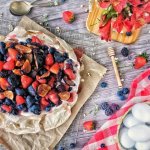 Cómo preparar pavlova rellena con fresas, zarzamoras y blueberries