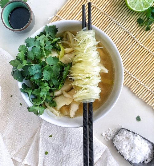 Receta de sopa de pescado fácil con fideos chinos y cilantro
