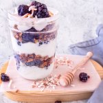 Granola con yogur griego y zarzamoras