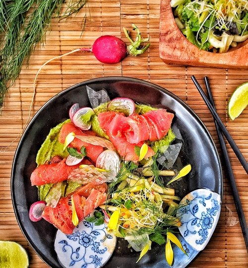 Rollitos de sashimi de atún con papel arroz crujiente y aguacate