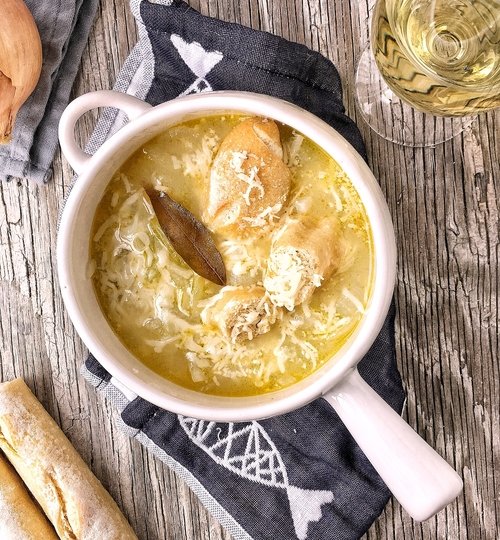 Cómo preparar sopa de cebolla con croutones de pan