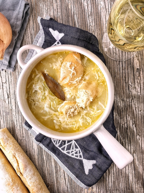 Cómo hacer sopa de cebolla típica francesa