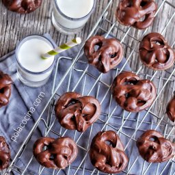Cómo hacer galletas de chocolate en forma de pretzel