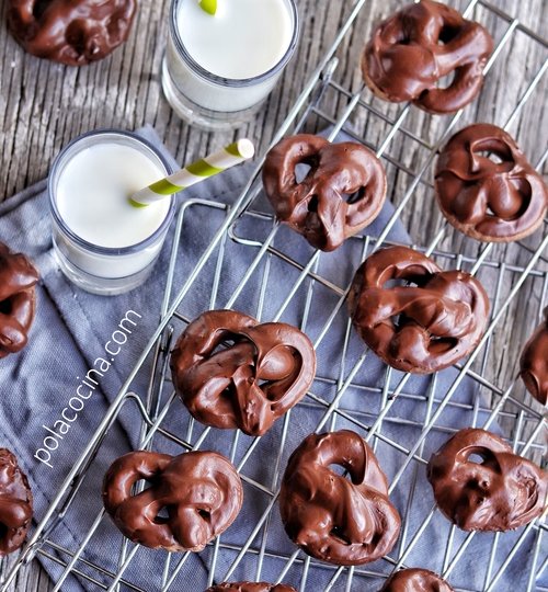 Cómo hacer galletas de chocolate en forma de pretzel