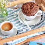 Pastel en taza de mantequilla de cacahuate con chocolate fácil