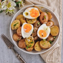 Cómo preparar ensalada de papitas con aderezo de mostaza y huevos duros