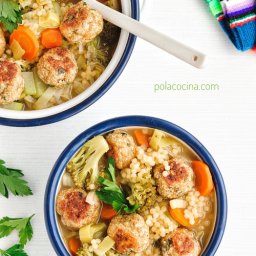 Recetas con pollo Sopa de verduras con albóndigas de pollo