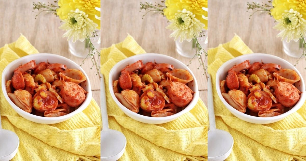 Pasta con salchichas y salsa de