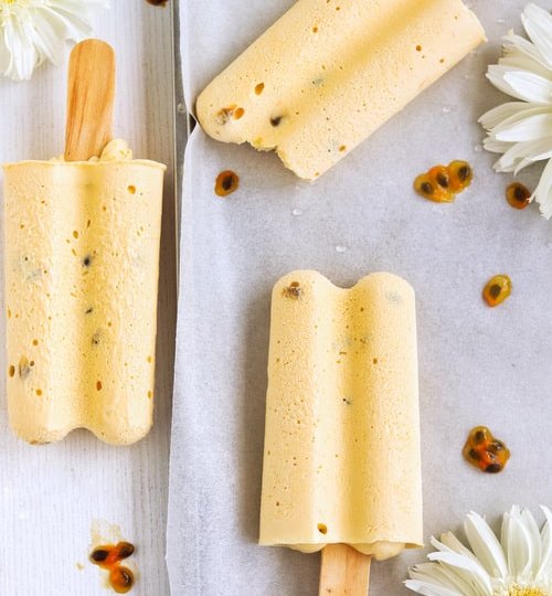 Paletas heladas de maracuyá y queso crema