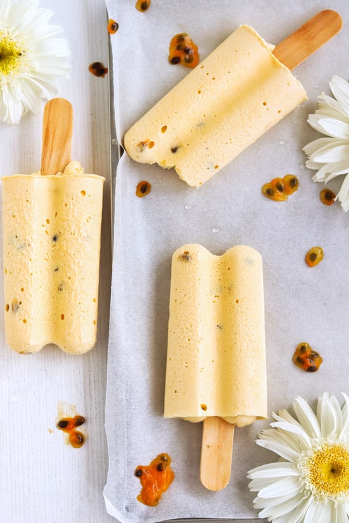 Paletas heladas de maracuyá y queso crema
