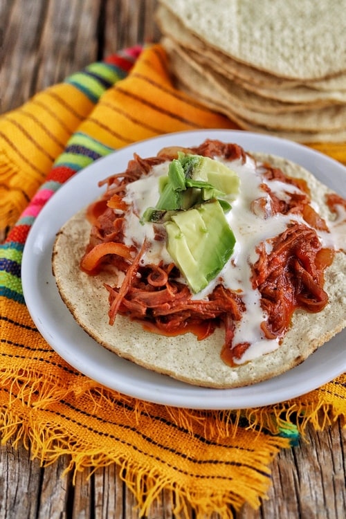 Tinga de res receta mexicana con carne deshebrada