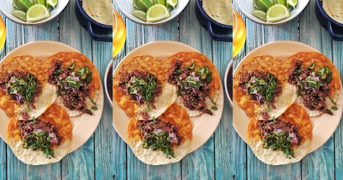 Birria de res con consomé y tortillas receta mexicana