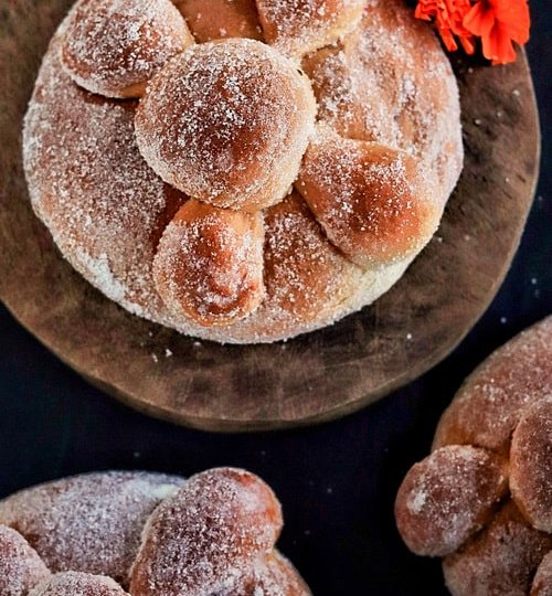 hojaldra o pan de muerto de guayaba