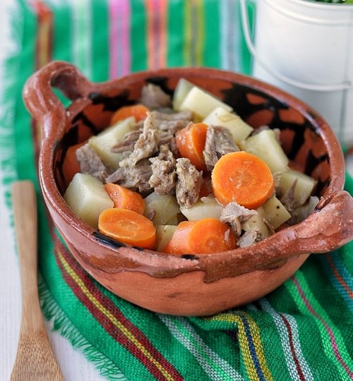 Carne deshebrada en salsa verde