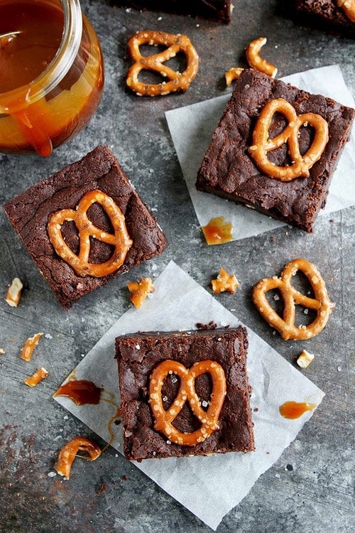 receta de brownies con pretzels y caramelo