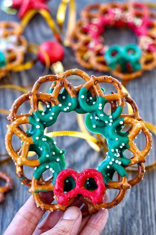 Coronas navideñas de pretzels con chocolate